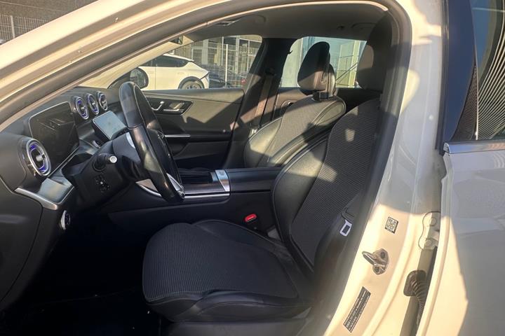 Hvid Mercedes C300 e fra 2022