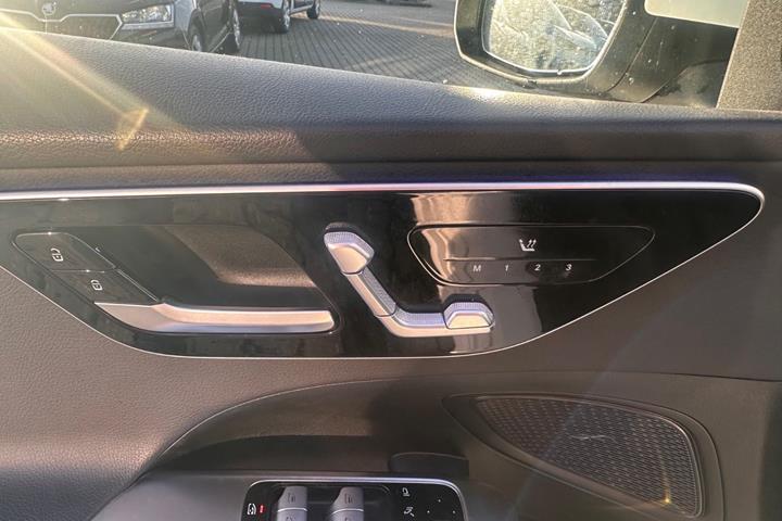 Hvid Mercedes C300 e fra 2022