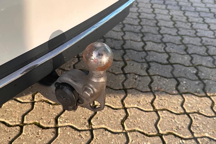 Hvid Mercedes C300 e fra 2022