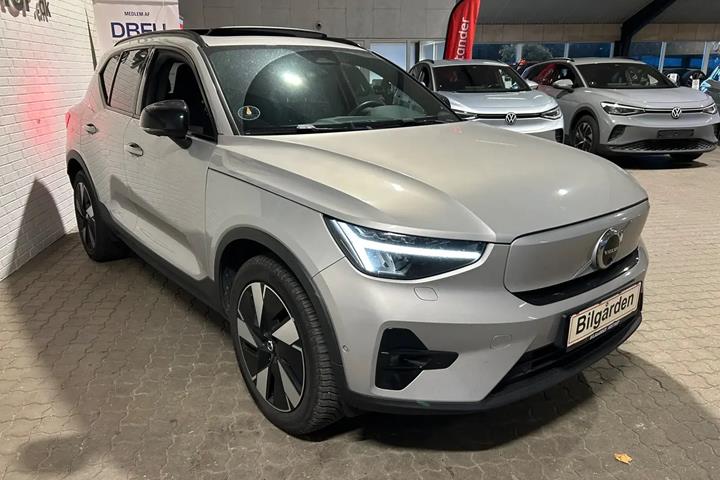 Beige Volvo XC40 fra 2023