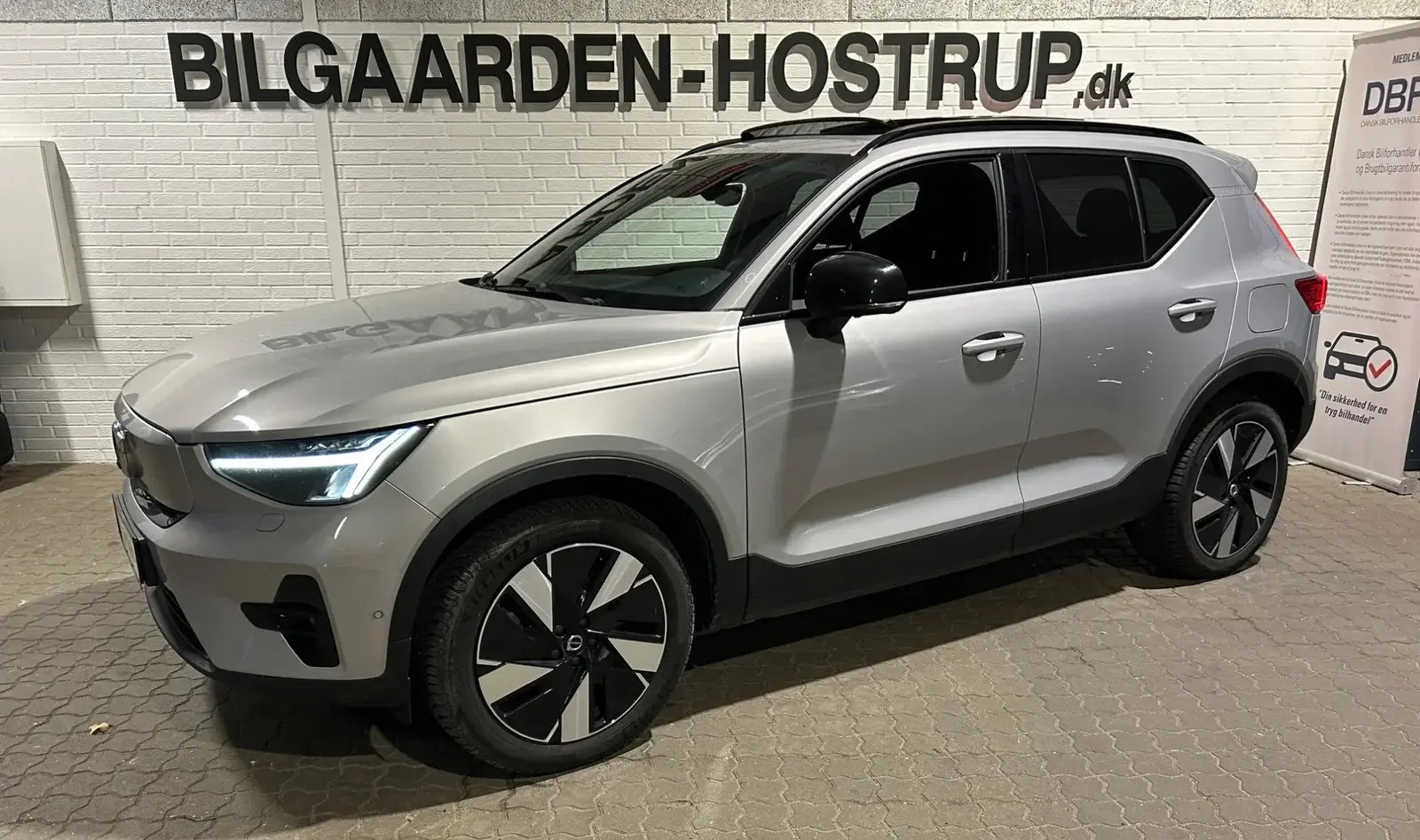 Beige Volvo XC40 fra 2023