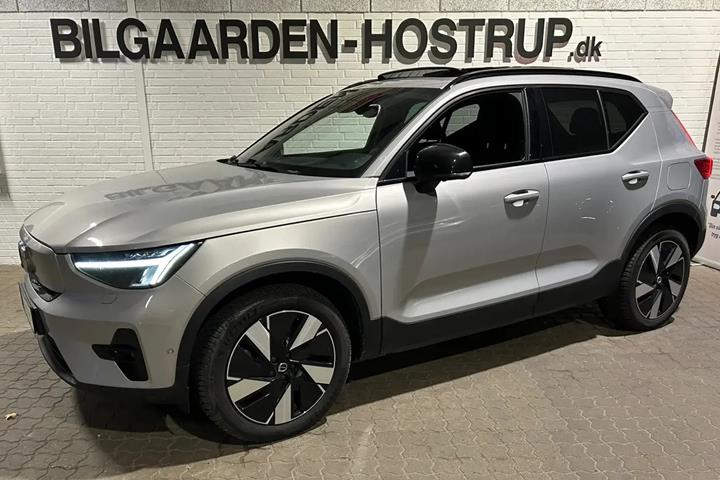 Beige Volvo XC40 fra 2023
