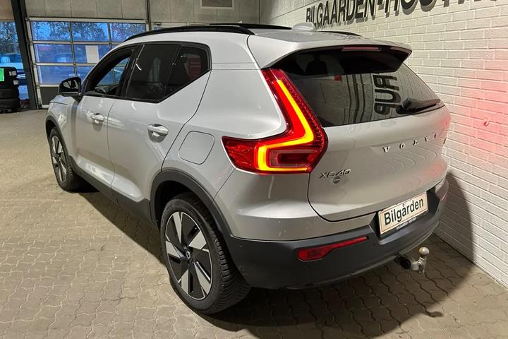 Beige Volvo XC40 fra 2023