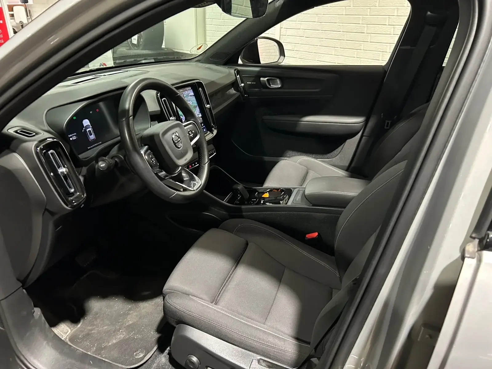 Beige Volvo XC40 fra 2023
