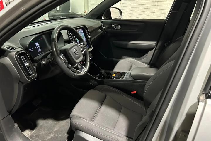 Beige Volvo XC40 fra 2023