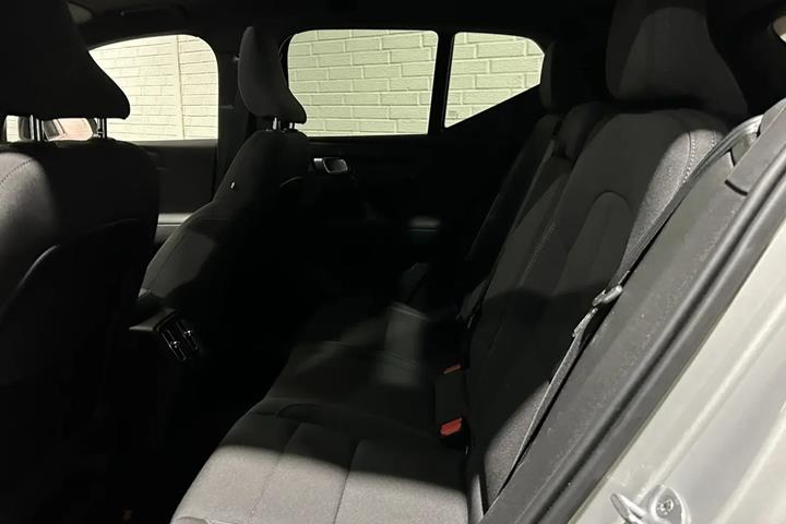 Beige Volvo XC40 fra 2023