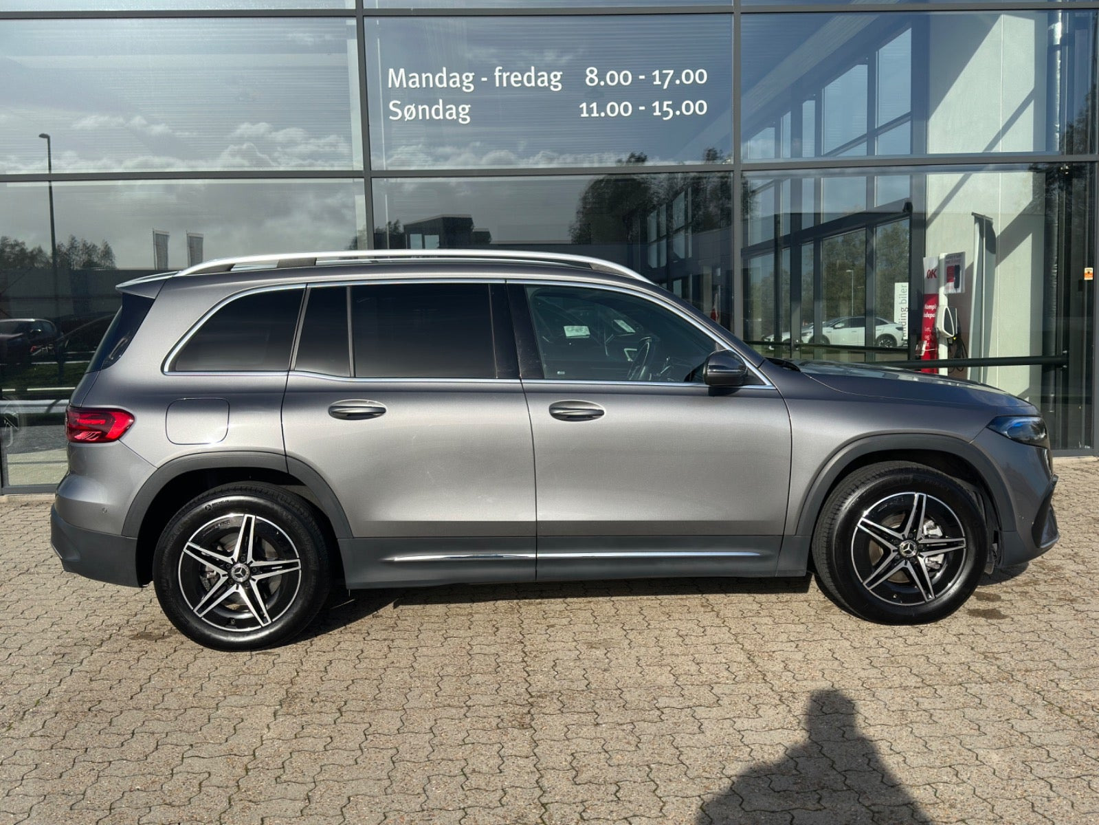 Grå Mercedes EQB250+ fra 2024