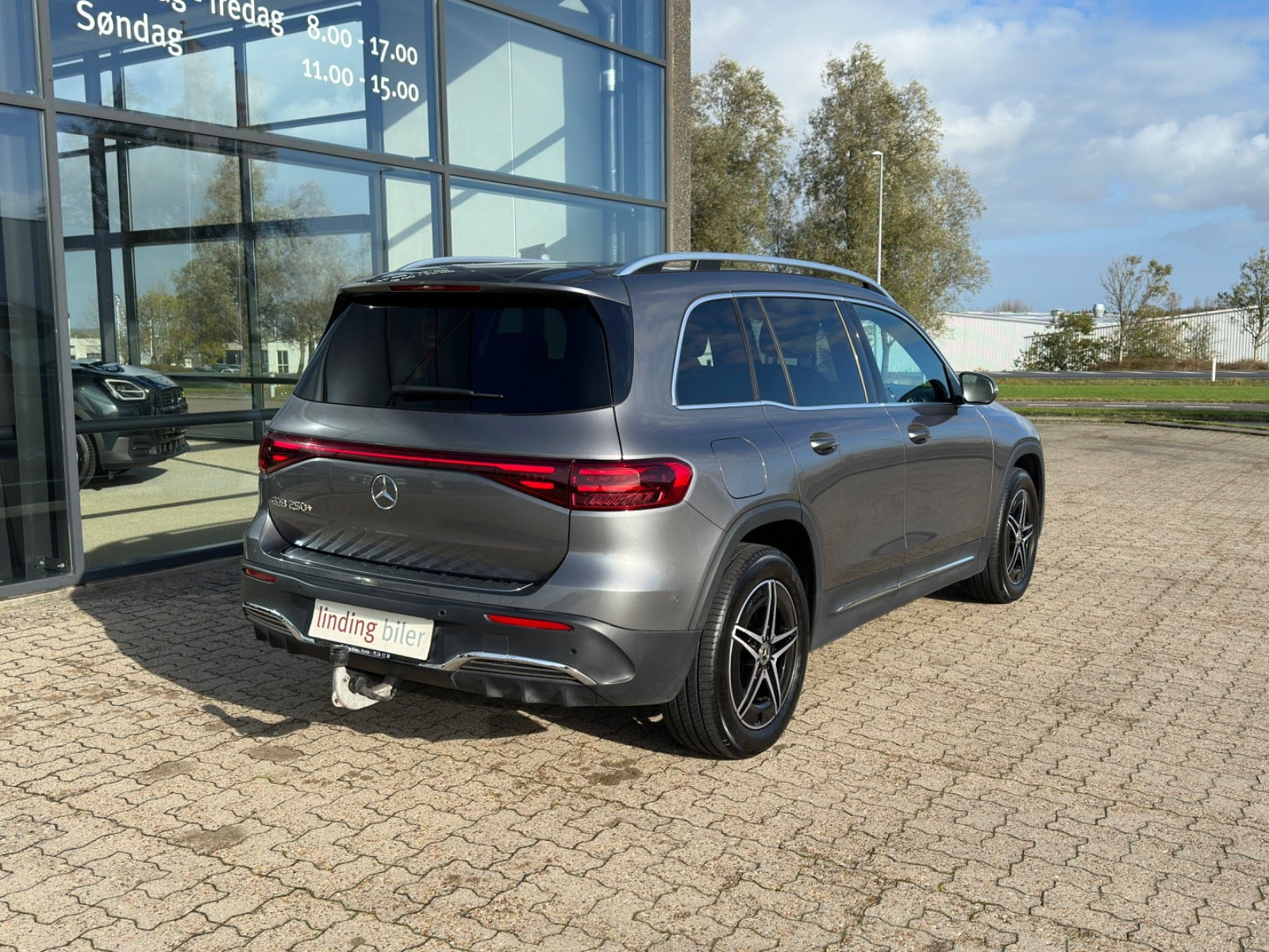 Grå Mercedes EQB250+ fra 2024