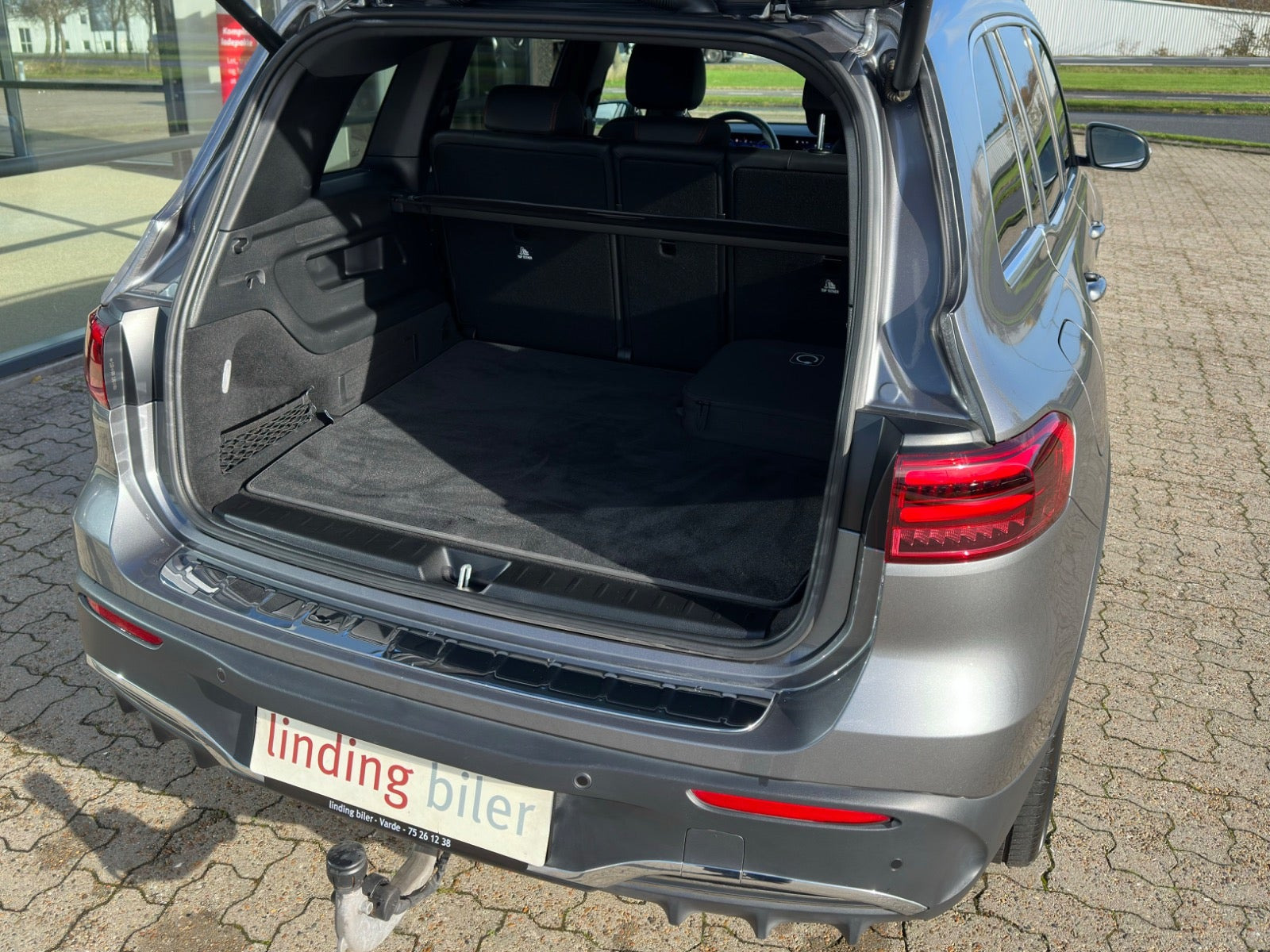 Grå Mercedes EQB250+ fra 2024