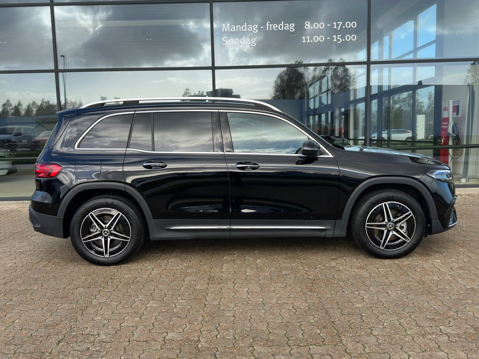 Sort Mercedes EQB250+ fra 2025