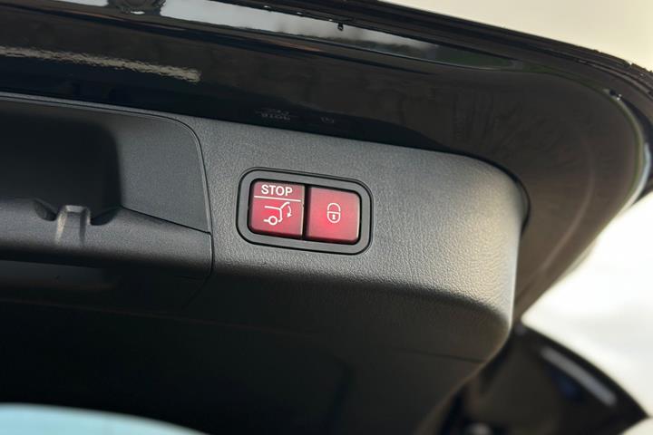 Sort Mercedes EQB250+ fra 2025