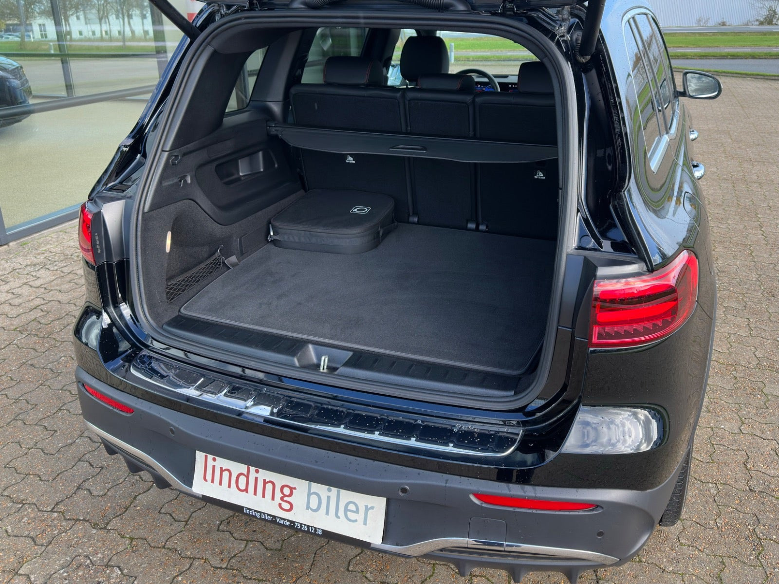 Sort Mercedes EQB250+ fra 2025