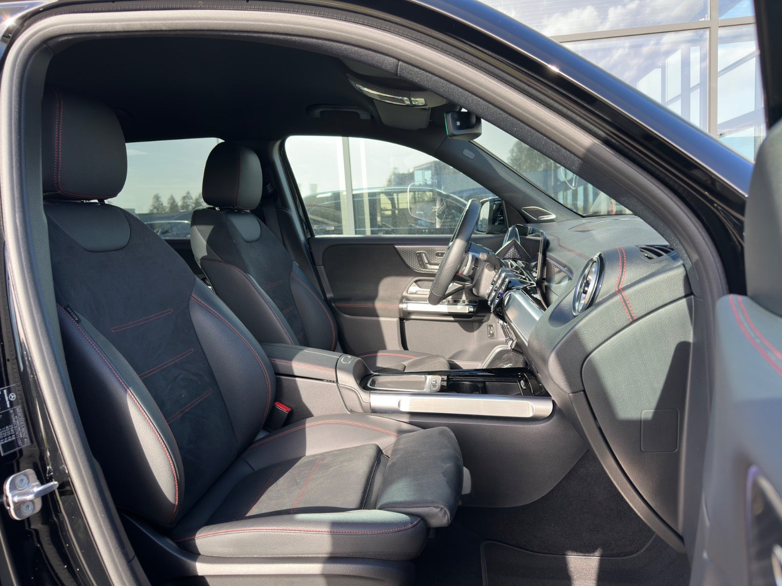 Sort Mercedes EQB250+ fra 2025