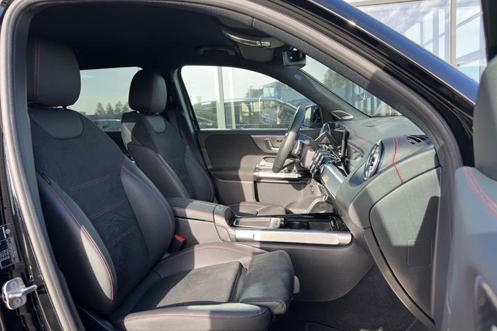 Sort Mercedes EQB250+ fra 2025