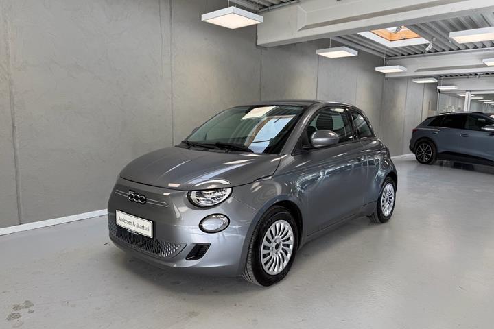 Grå Fiat 500e fra 2023