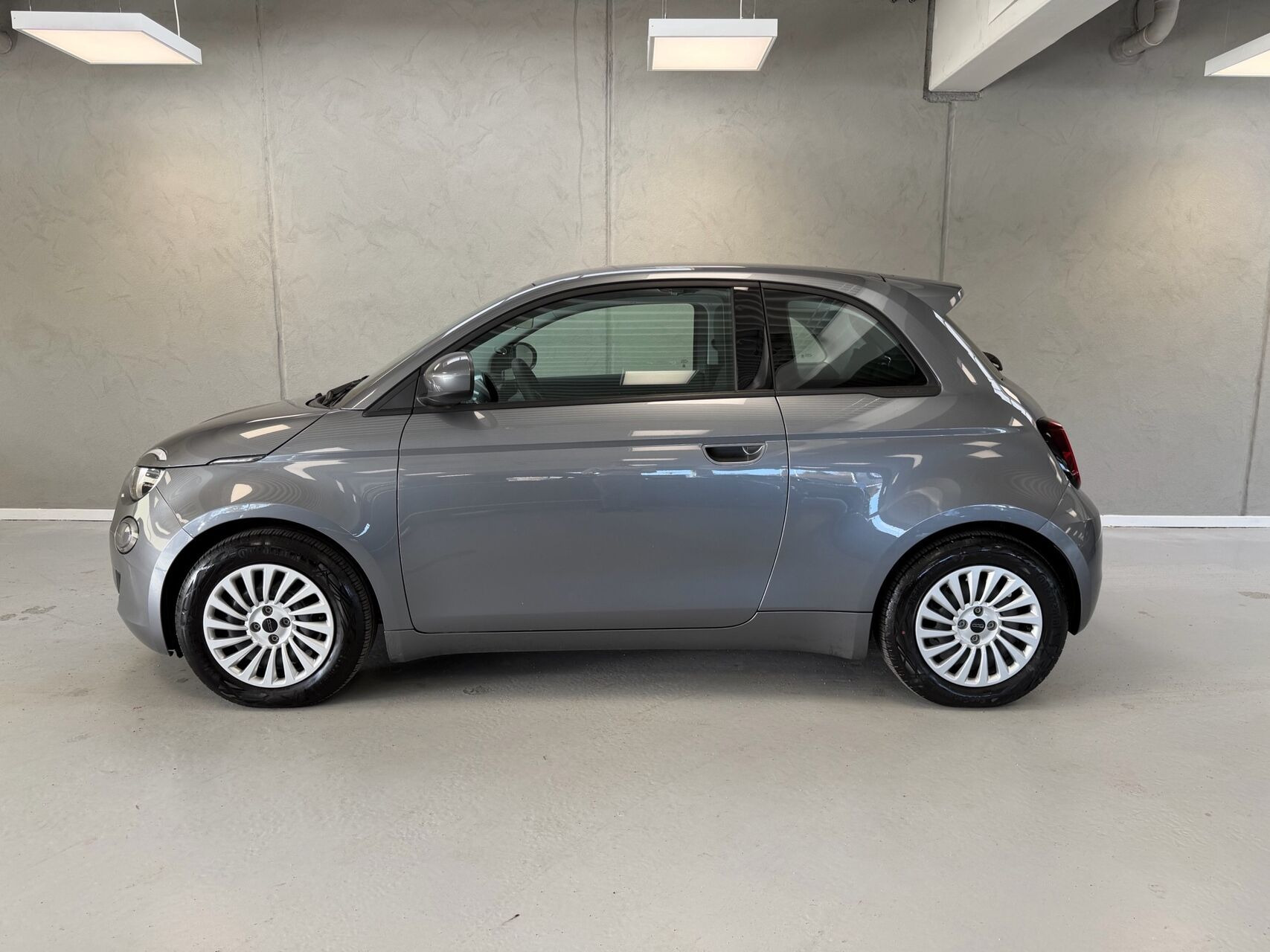 Grå Fiat 500e fra 2023
