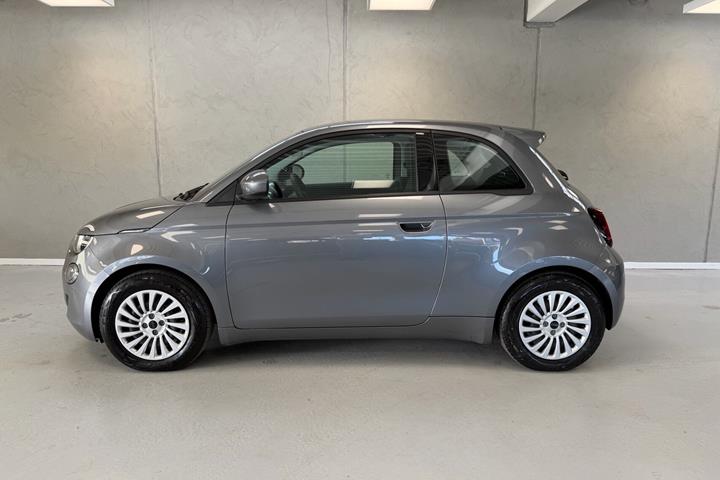 Grå Fiat 500e fra 2023