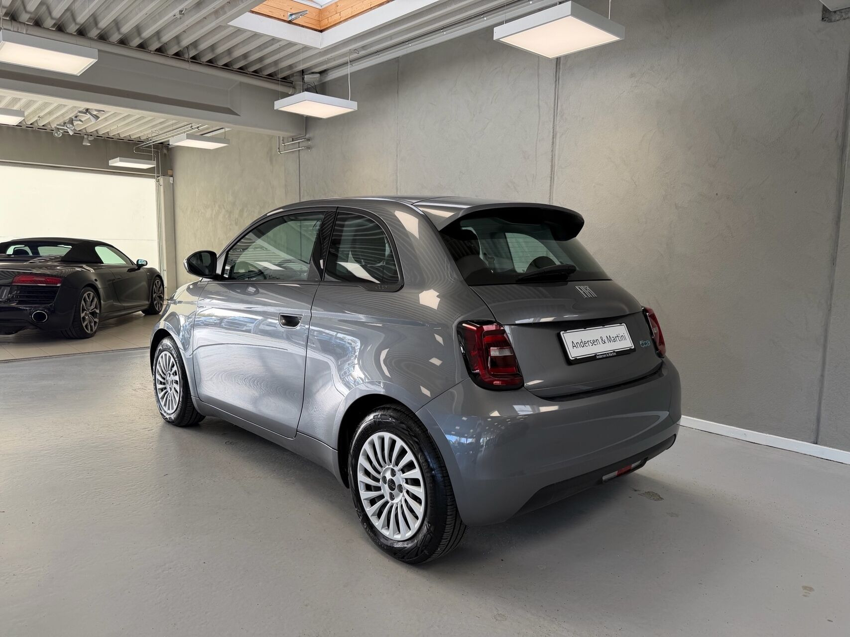 Grå Fiat 500e fra 2023