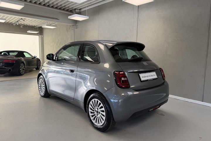 Grå Fiat 500e fra 2023