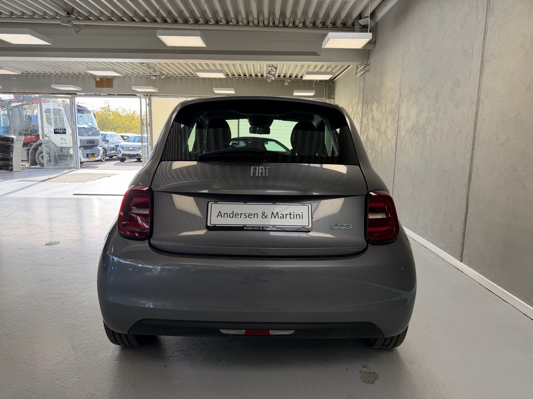 Grå Fiat 500e fra 2023