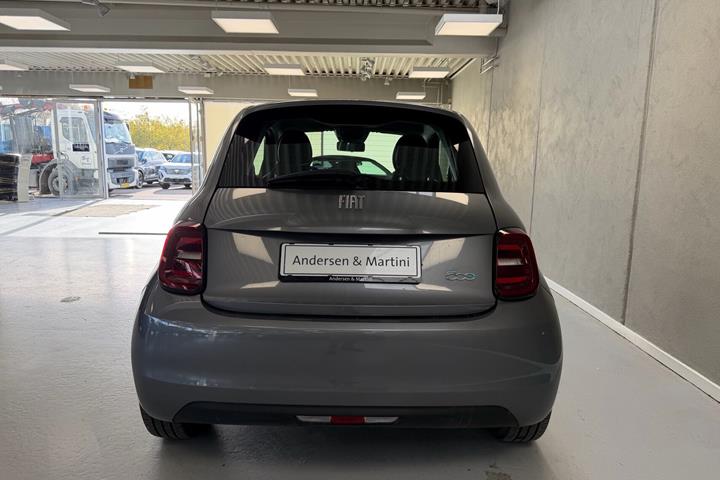 Grå Fiat 500e fra 2023