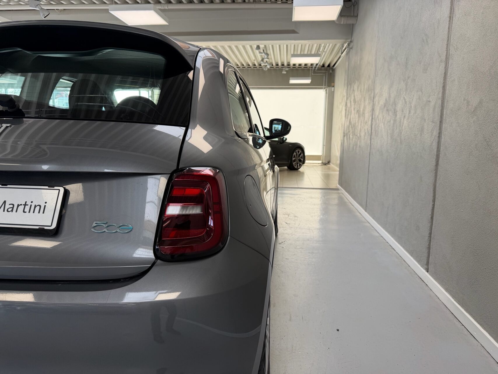 Grå Fiat 500e fra 2023