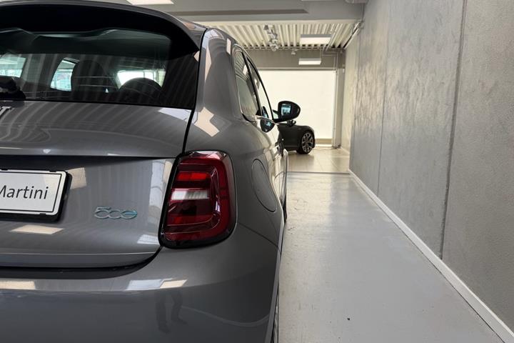 Grå Fiat 500e fra 2023