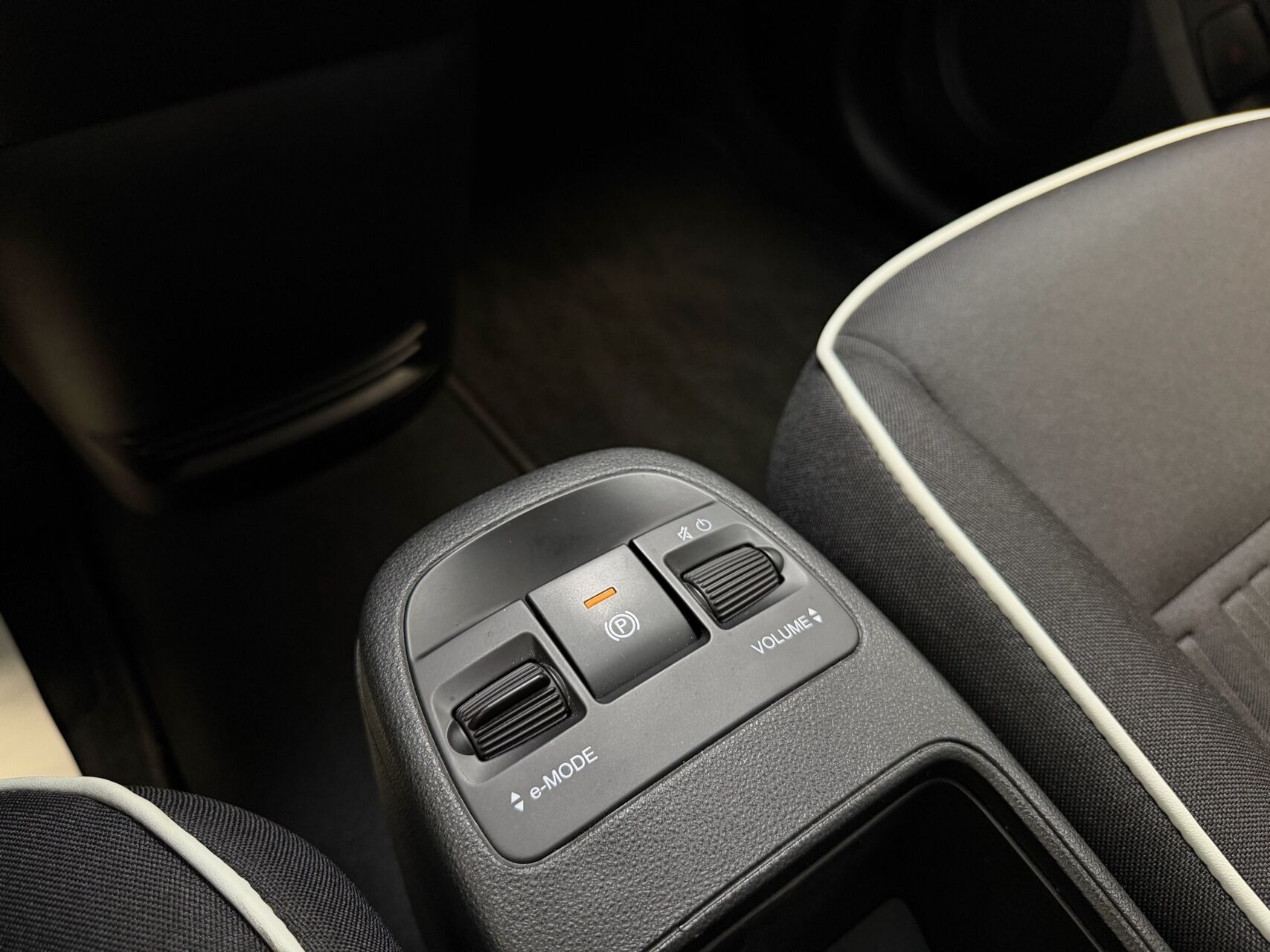 Grå Fiat 500e fra 2023