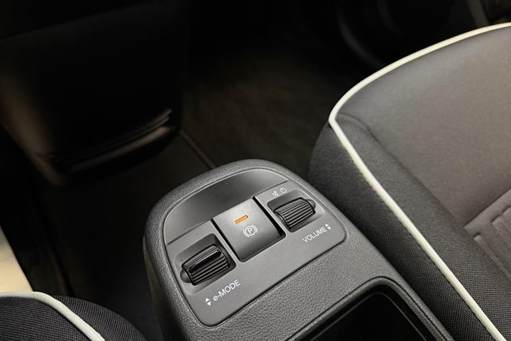 Grå Fiat 500e fra 2023