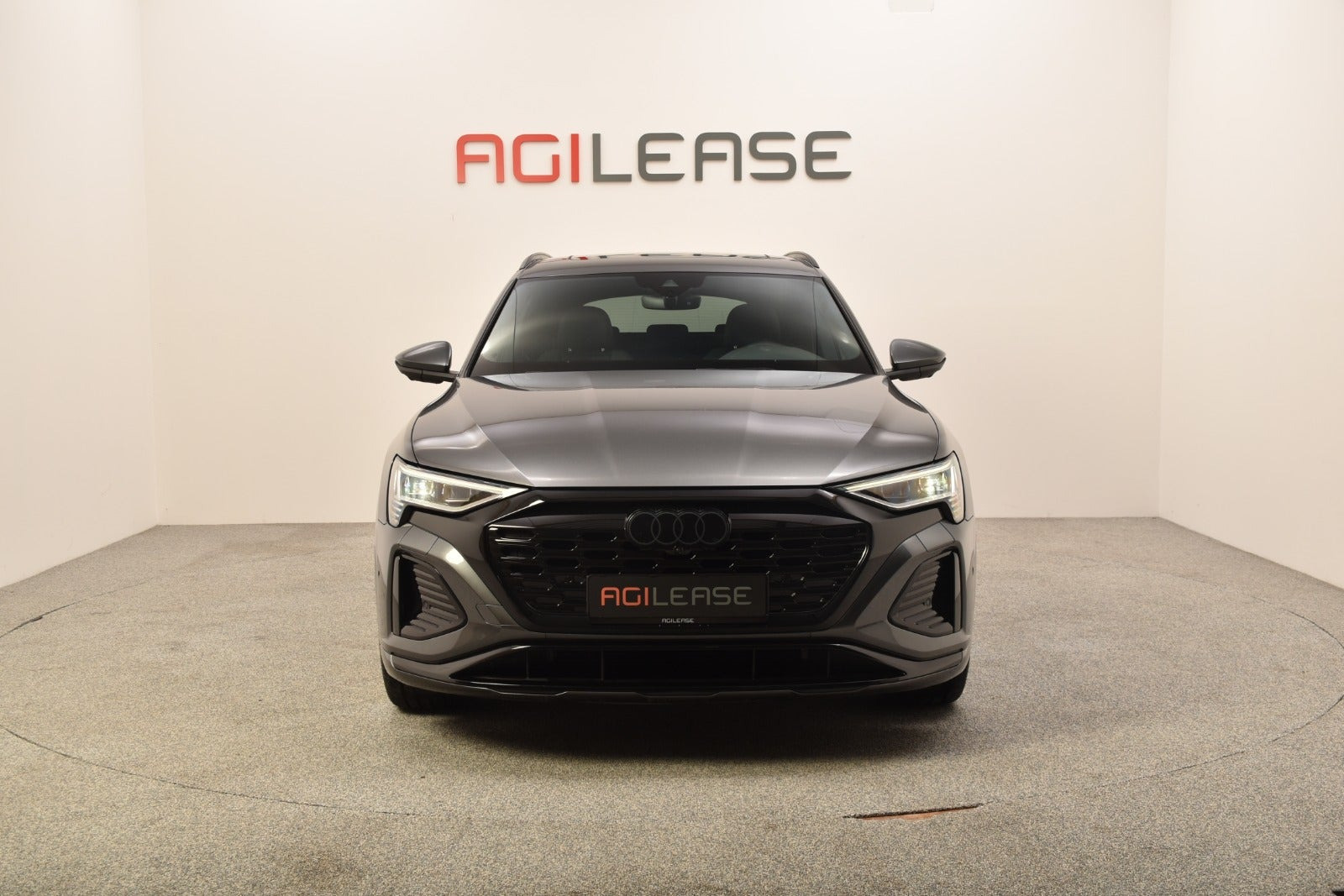 Grå Audi Q8 e-tron fra 2023