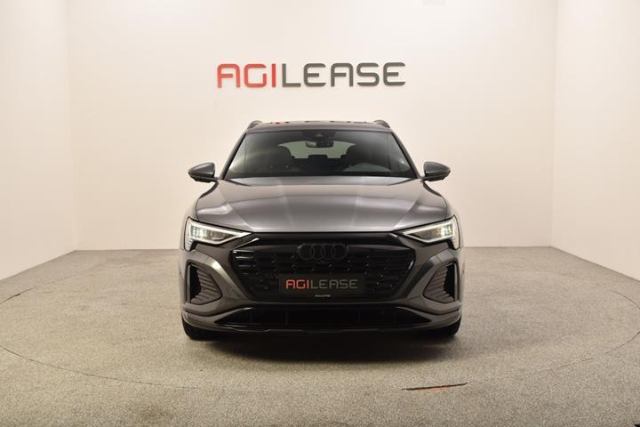 Grå Audi Q8 e-tron fra 2023