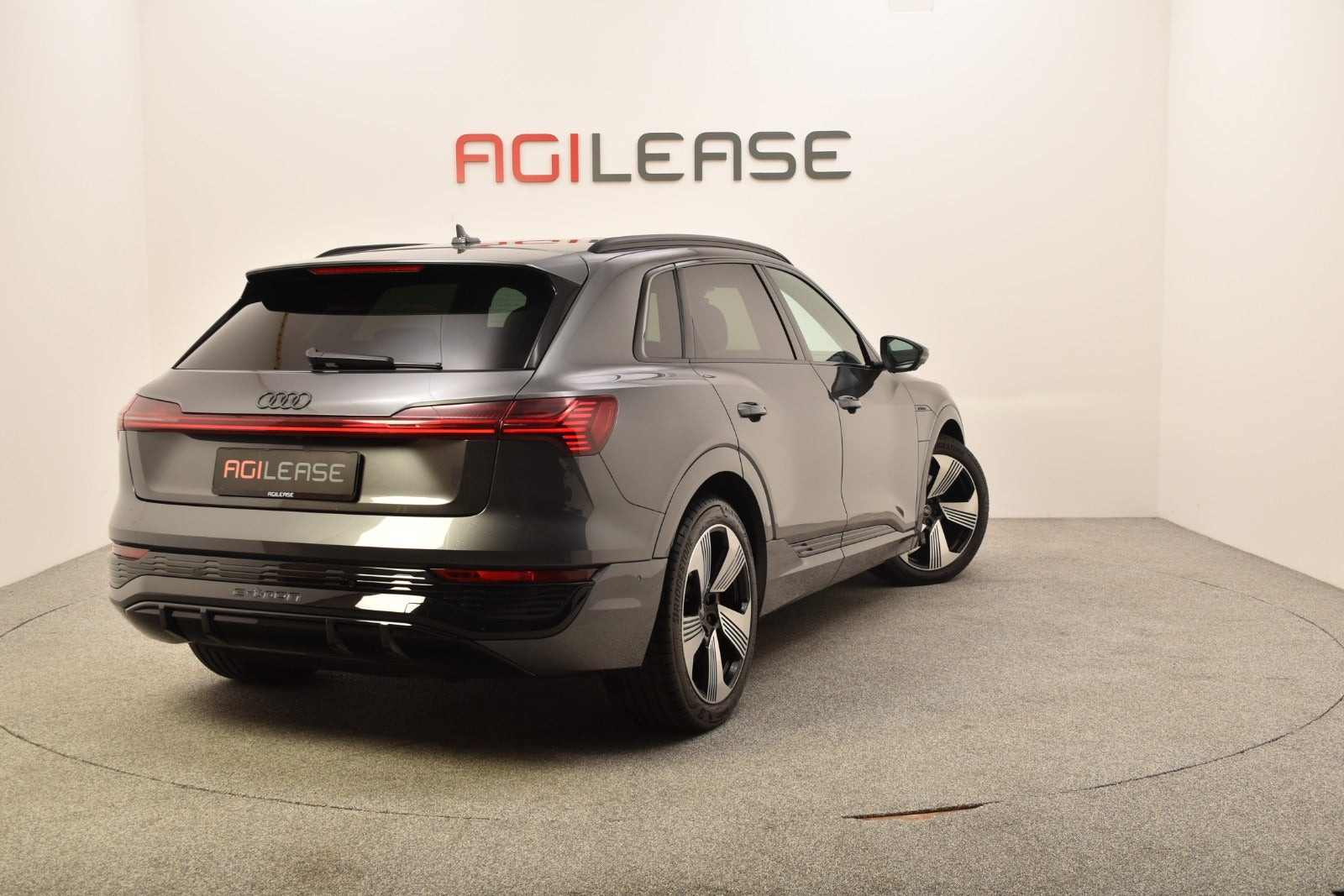 Grå Audi Q8 e-tron fra 2023