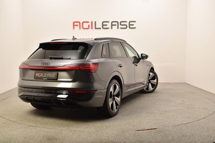 Grå Audi Q8 e-tron fra 2023