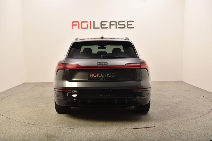 Grå Audi Q8 e-tron fra 2023