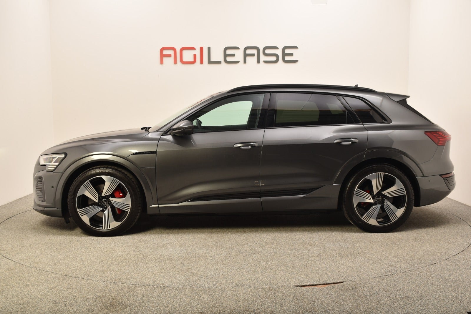 Grå Audi Q8 e-tron fra 2023