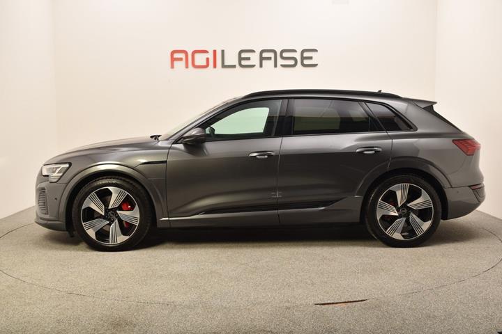 Grå Audi Q8 e-tron fra 2023