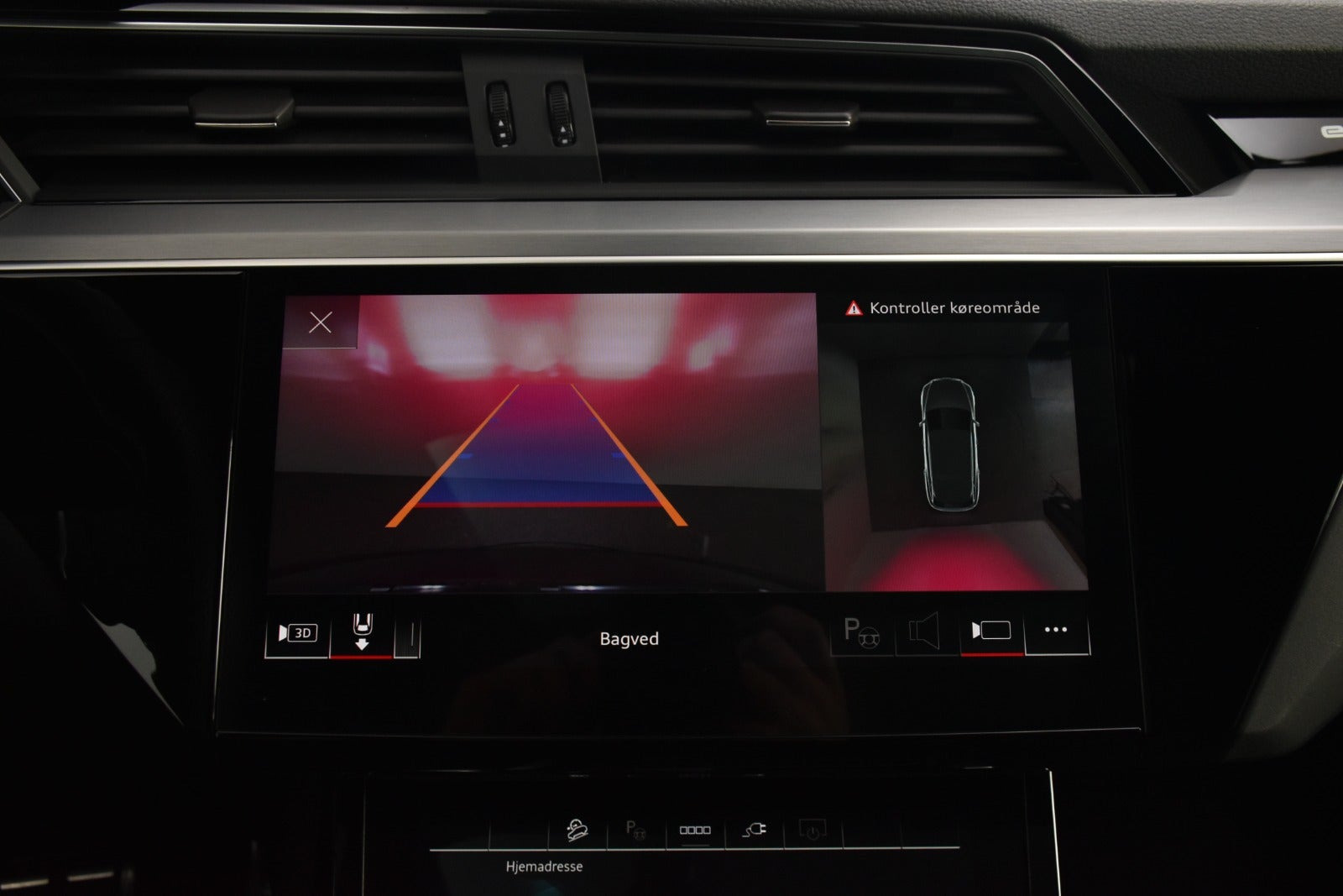 Grå Audi Q8 e-tron fra 2023