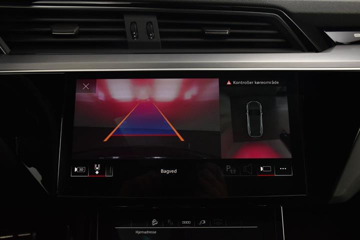 Grå Audi Q8 e-tron fra 2023