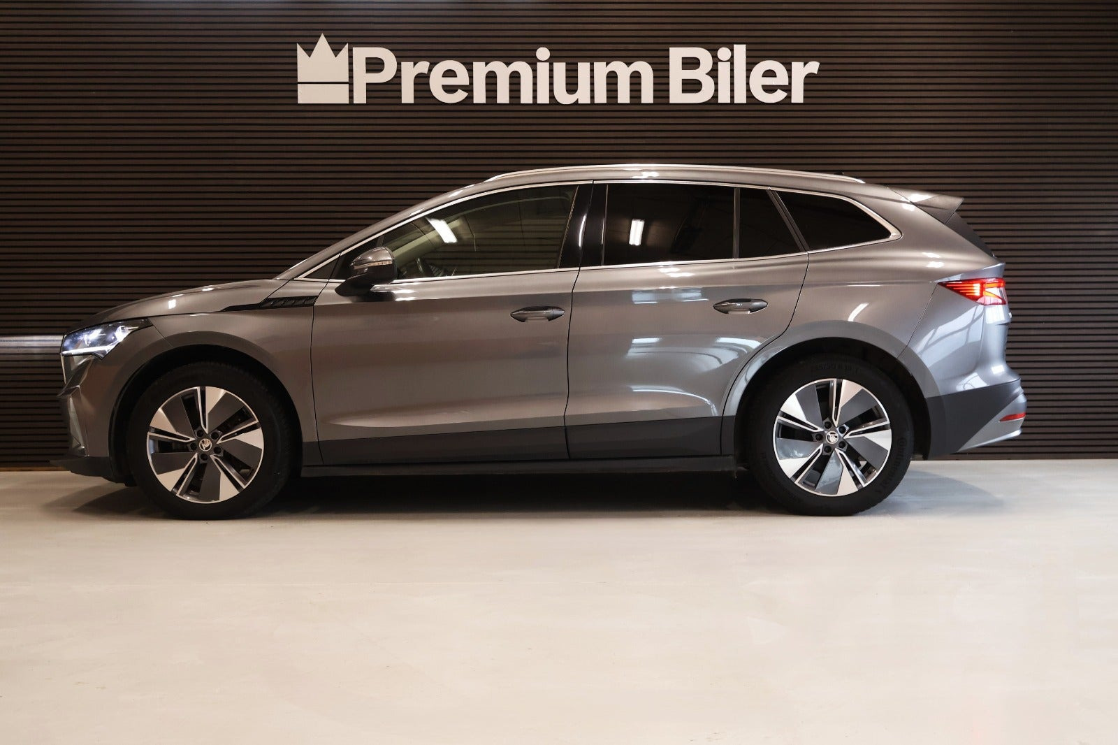 Grå Skoda Enyaq fra 2023