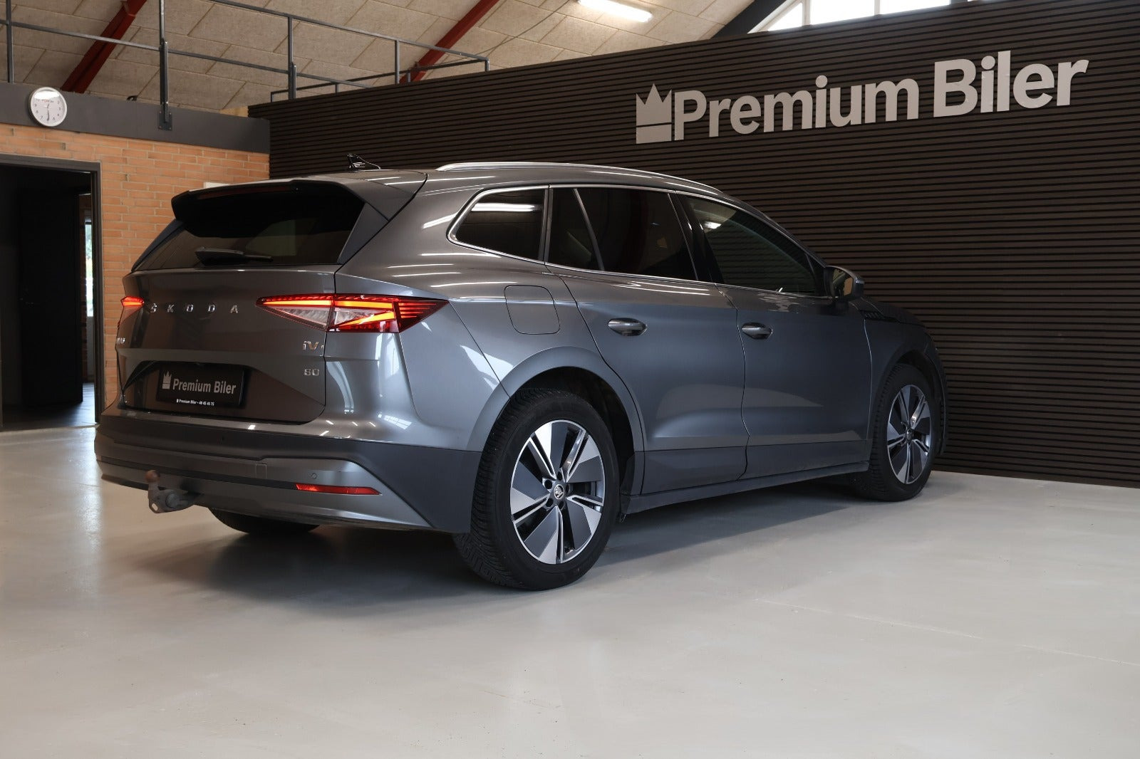 Grå Skoda Enyaq fra 2023