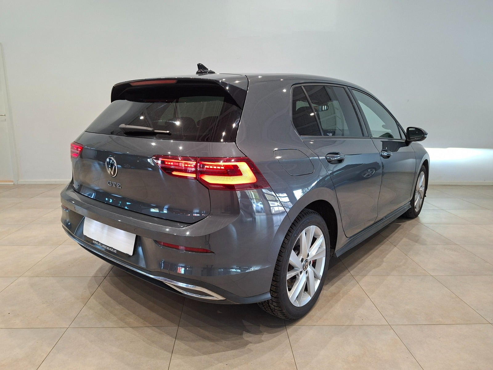 Grå VW Golf VIII fra 2021