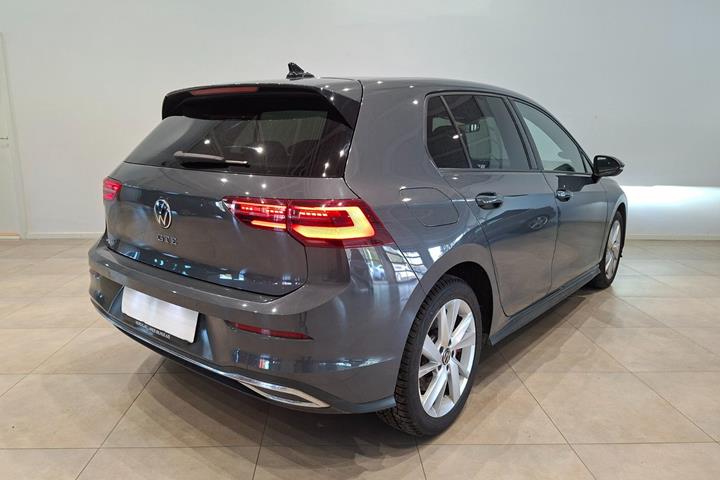 Grå VW Golf VIII fra 2021