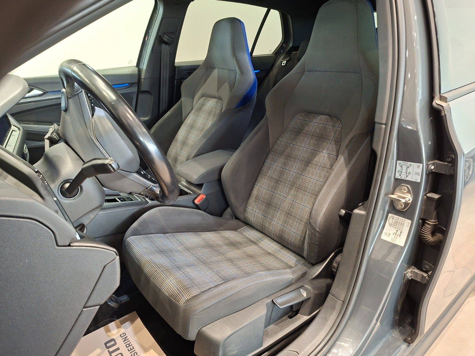 Grå VW Golf VIII fra 2021