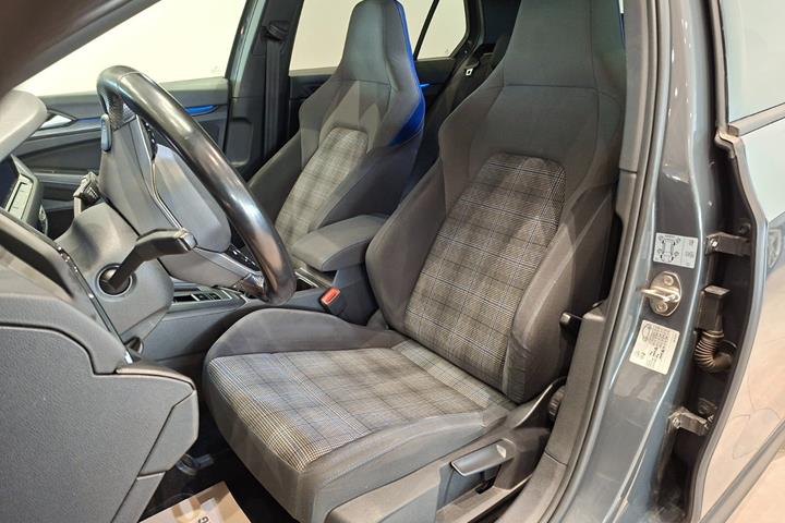 Grå VW Golf VIII fra 2021