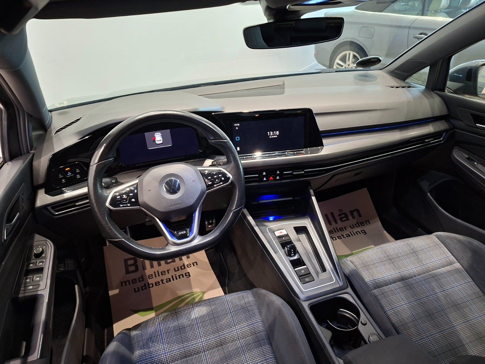Grå VW Golf VIII fra 2021