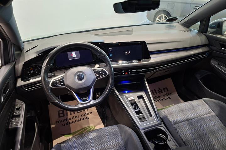 Grå VW Golf VIII fra 2021