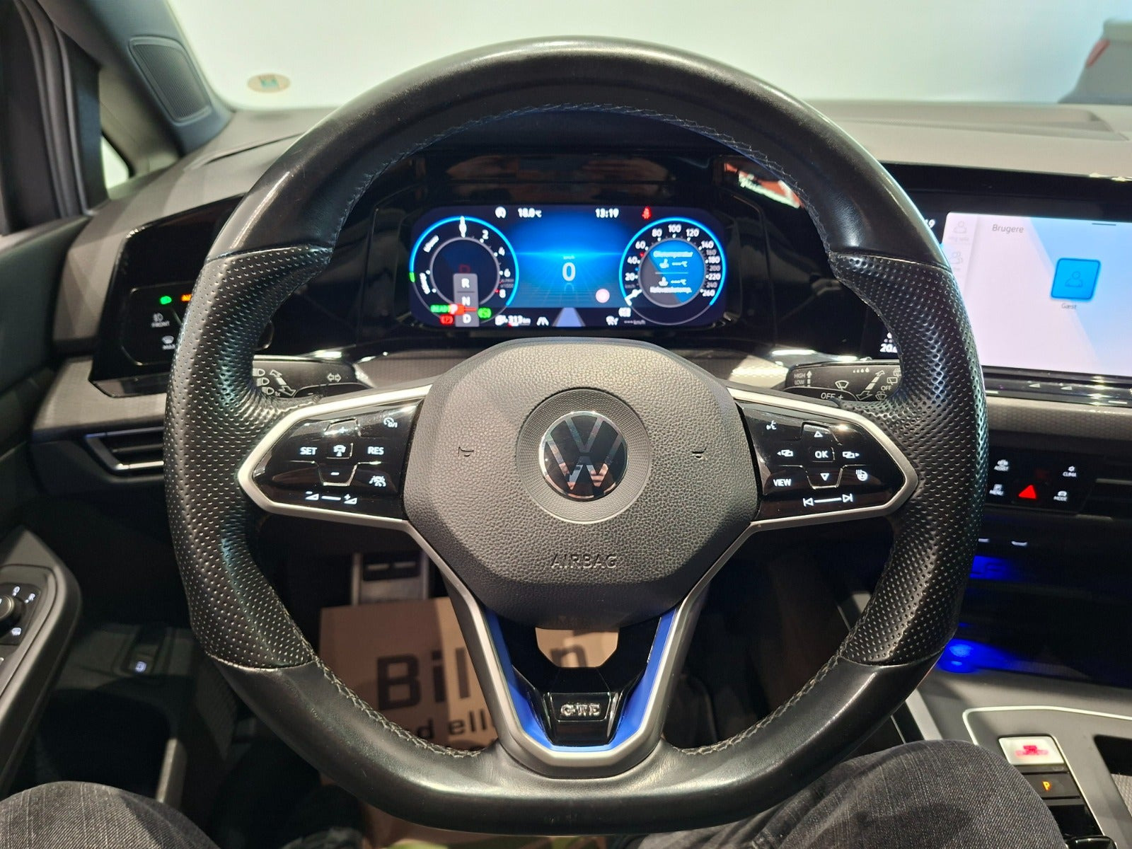 Grå VW Golf VIII fra 2021