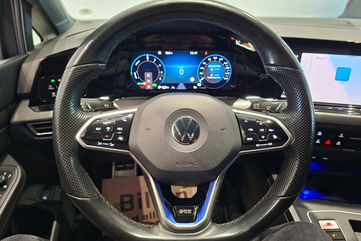 Grå VW Golf VIII fra 2021