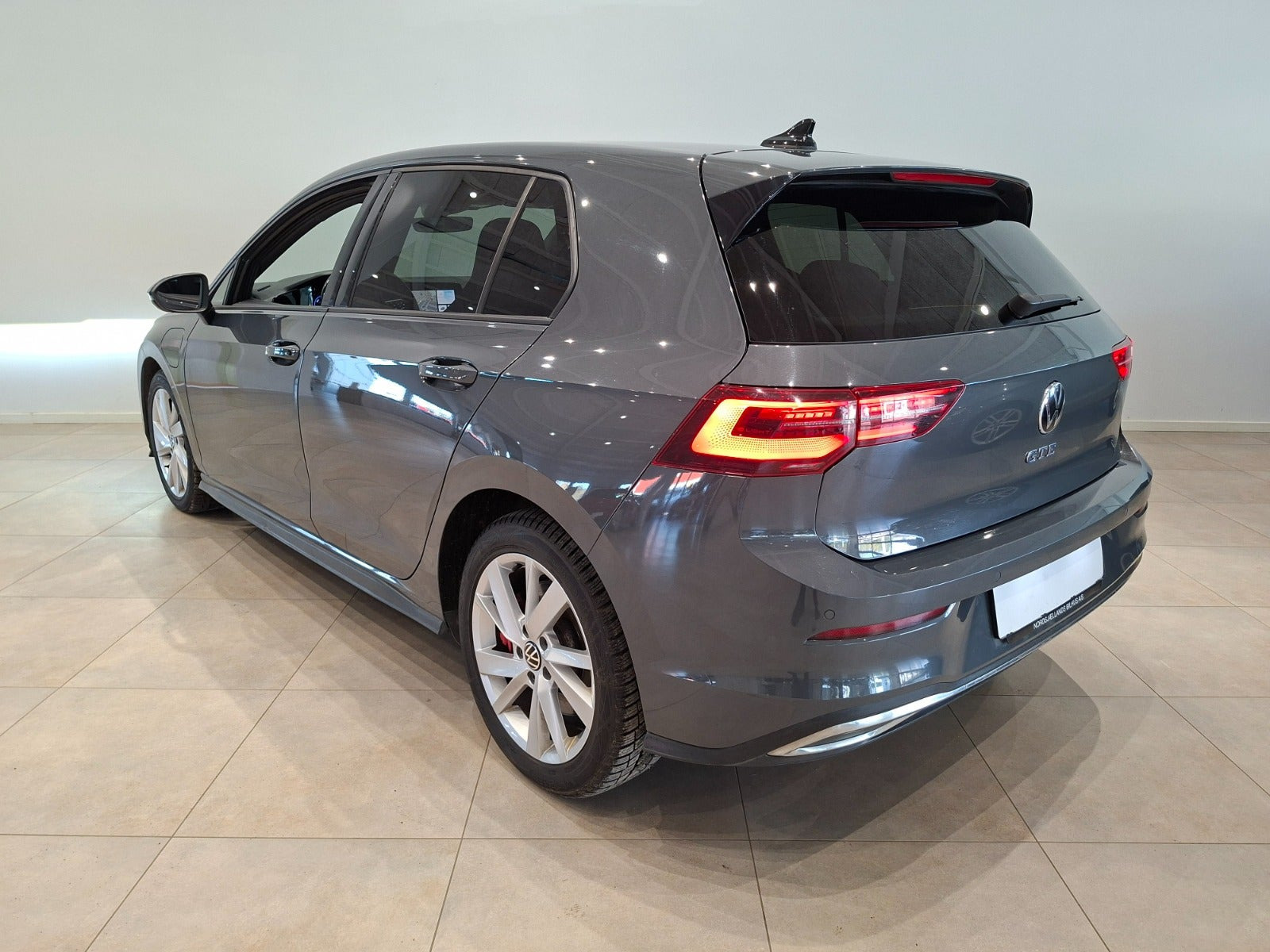 Grå VW Golf VIII fra 2021