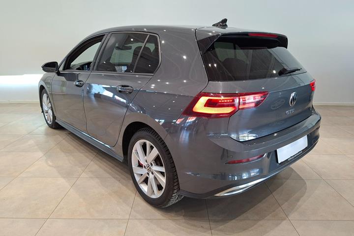 Grå VW Golf VIII fra 2021